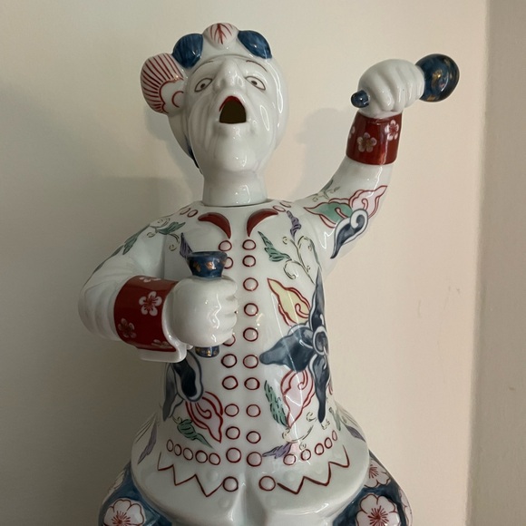 Imari ware Dutch man sitting on a barrel - Picture 3 of 7